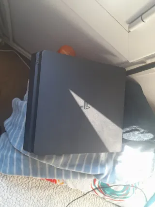 PS4 (PlayStation 4) Negra con mandos