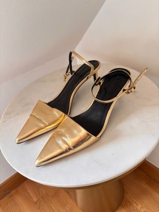 Zapatos dorados piel destalonados T40