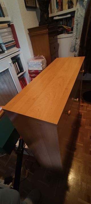 Zapatero de madera marrón