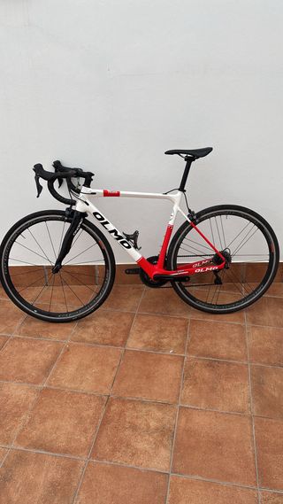 Bicicleta de carretera Olmo blanca y roja