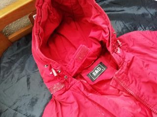 Abrigo rojo IMPERMEABLE con CAPUCHA guateado L