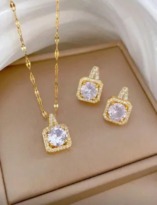 Conjunto Collar y Pendientes Cuadrados