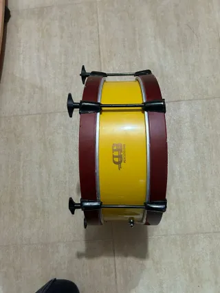 Tamburi militari con bacchette