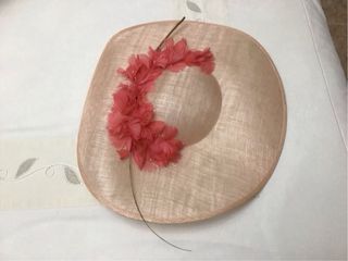 Pamela rosa con flores de plumas