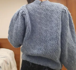 Jersey azul tejido con cuello redondo