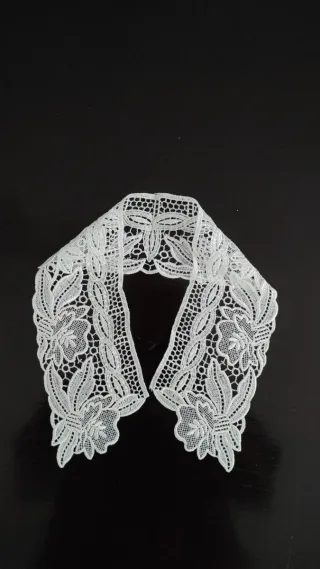 Cuello de guipur blanco