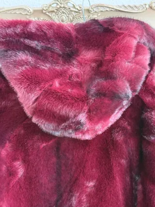 Abrigo pelo sintético capucha