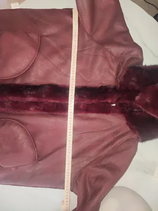 Abrigo pelo sintético capucha