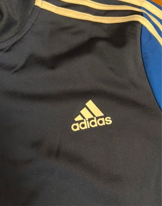 Chaqueta deportiva Adidas azul y negra