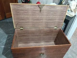 Baúl de madera vintage tallado