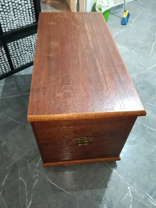 Baúl de madera vintage tallado