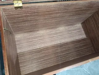 Baúl de madera vintage tallado