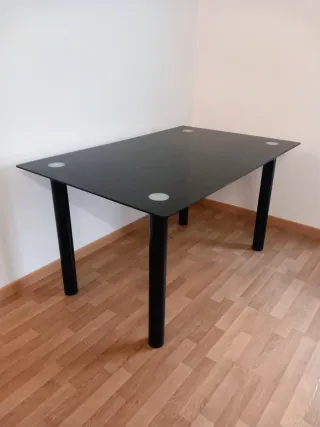 Mesa de vidrio negro patas metálicas
