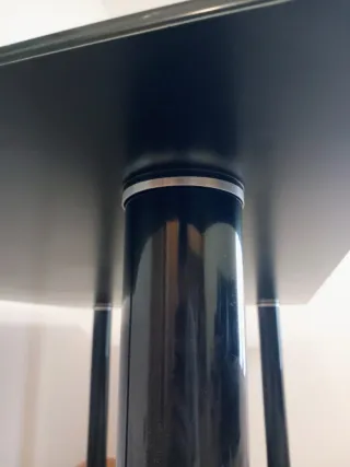 Mesa de vidrio negro patas metálicas