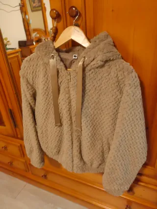 Cazadora efecto pelo Camel.Nueva sin etiqueta.