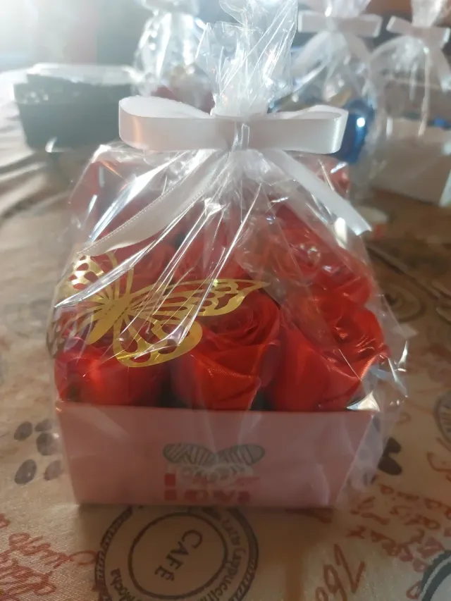 Rosas Rojas Decorativas con Mariposa