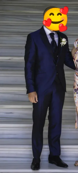 Traje de novio azul brillante