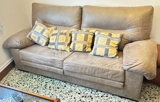 Sofá amplio y cómodo beige