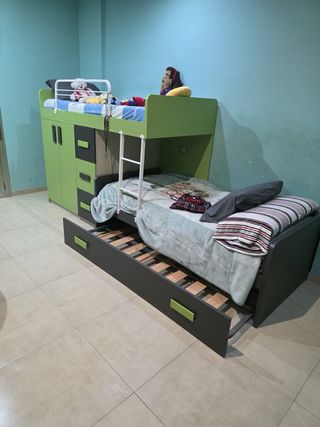 Habitación infantil litera y escritorio