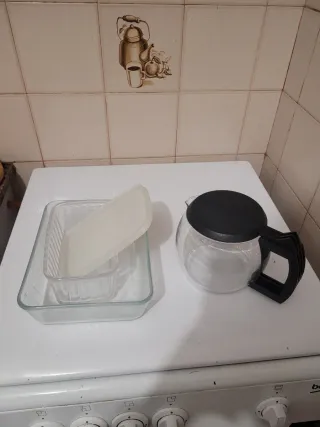 Jarra cafetera y recipientes de cristal