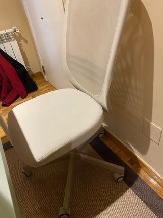 Mesa de estudio y silla de escritorio beige