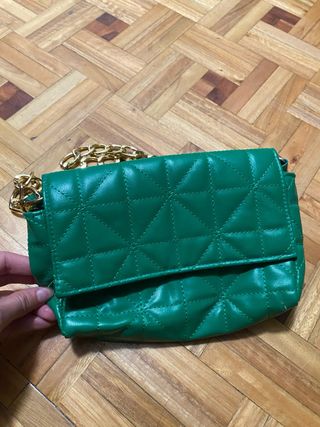 Bolso verde acolchado con cadena dorada