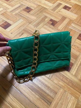 Bolso verde acolchado con cadena dorada
