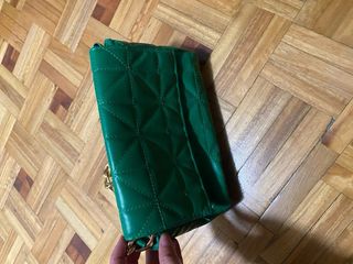 Bolso verde acolchado con cadena dorada