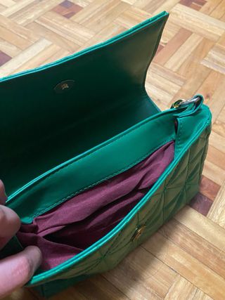 Bolso verde acolchado con cadena dorada