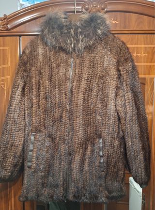 Abrigo de piel marrón con cuello de pelo