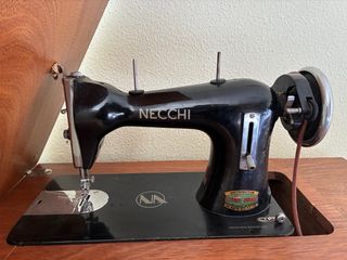 Máquina de coser Necchi con mueble
