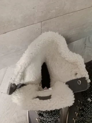 Botas de montaña grises y negras