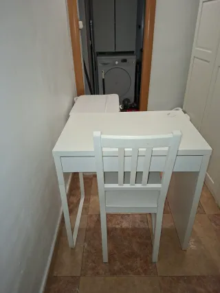 Escritorio blanco con silla de regalo