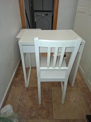 Escritorio blanco con silla de regalo