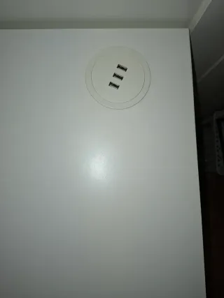 Escritorio blanco con silla de regalo