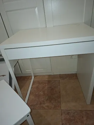 Escritorio blanco con silla de regalo