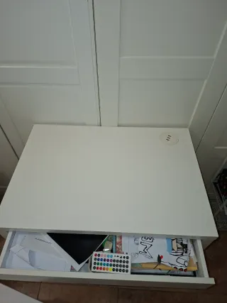 Escritorio blanco con silla de regalo