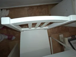 Escritorio blanco con silla de regalo