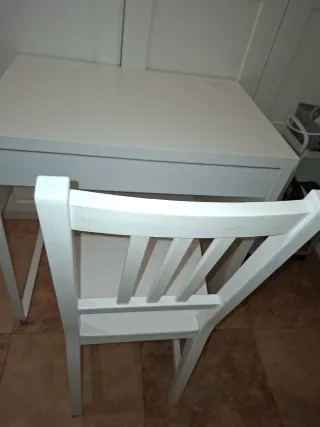 Escritorio blanco con silla de regalo