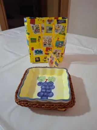 Plato de cerámica y mimbre multiusos