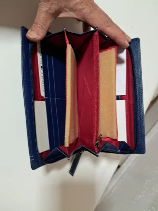 Cartera Tommy Hilfiger azul con cremallera