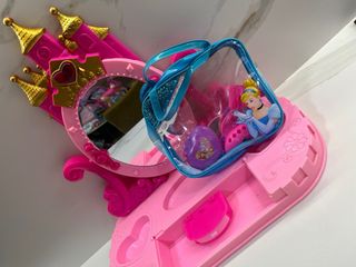 Tocador de juguete rosa con espejo y música.