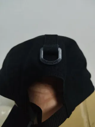 Gorra Supreme Negra con Texto Árabe