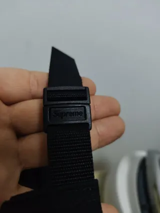 Gorra Supreme Negra con Texto Árabe