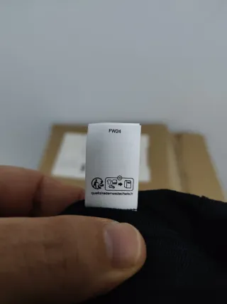 Gorra Supreme Negra con Texto Árabe