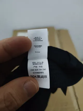 Gorra Supreme Negra con Texto Árabe