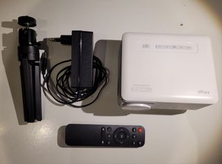 Proyector LED Akiyo O1 con trípode y mando