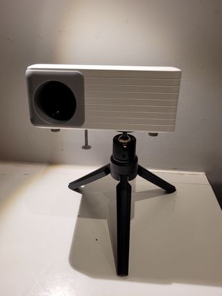Proyector LED Akiyo O1 con trípode y mando