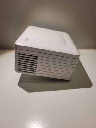 Proyector LED Akiyo O1 con trípode y mando