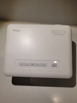 Proyector LED Akiyo O1 con trípode y mando